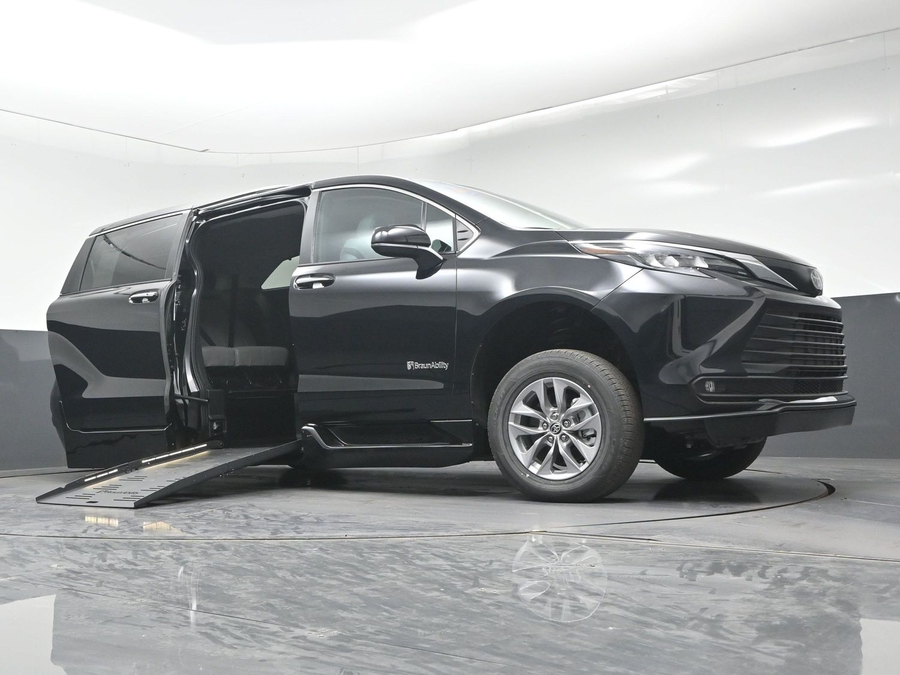 New 2026 Toyota Sienna Hybrid XLE Add - BraunAbility Side Entry Fold Out Automatic Ramp