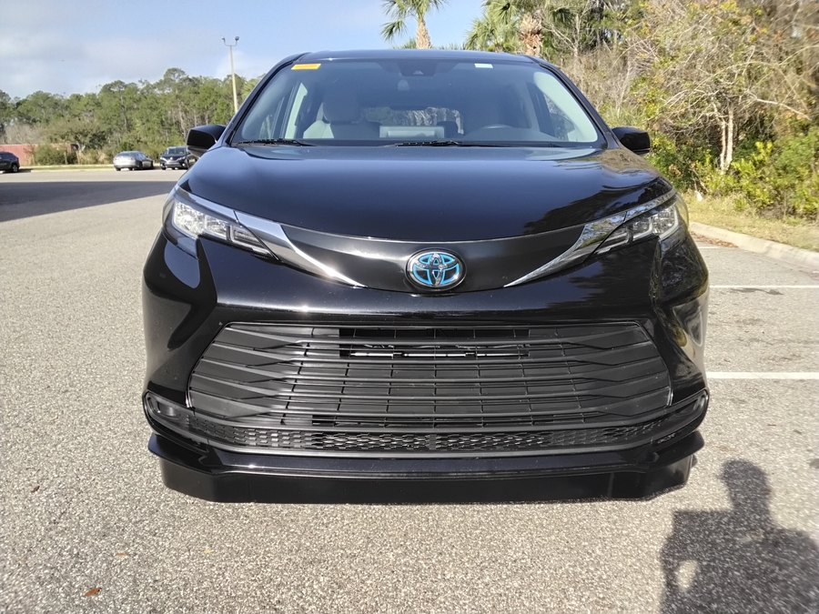 Black Toyota Sienna image number 15