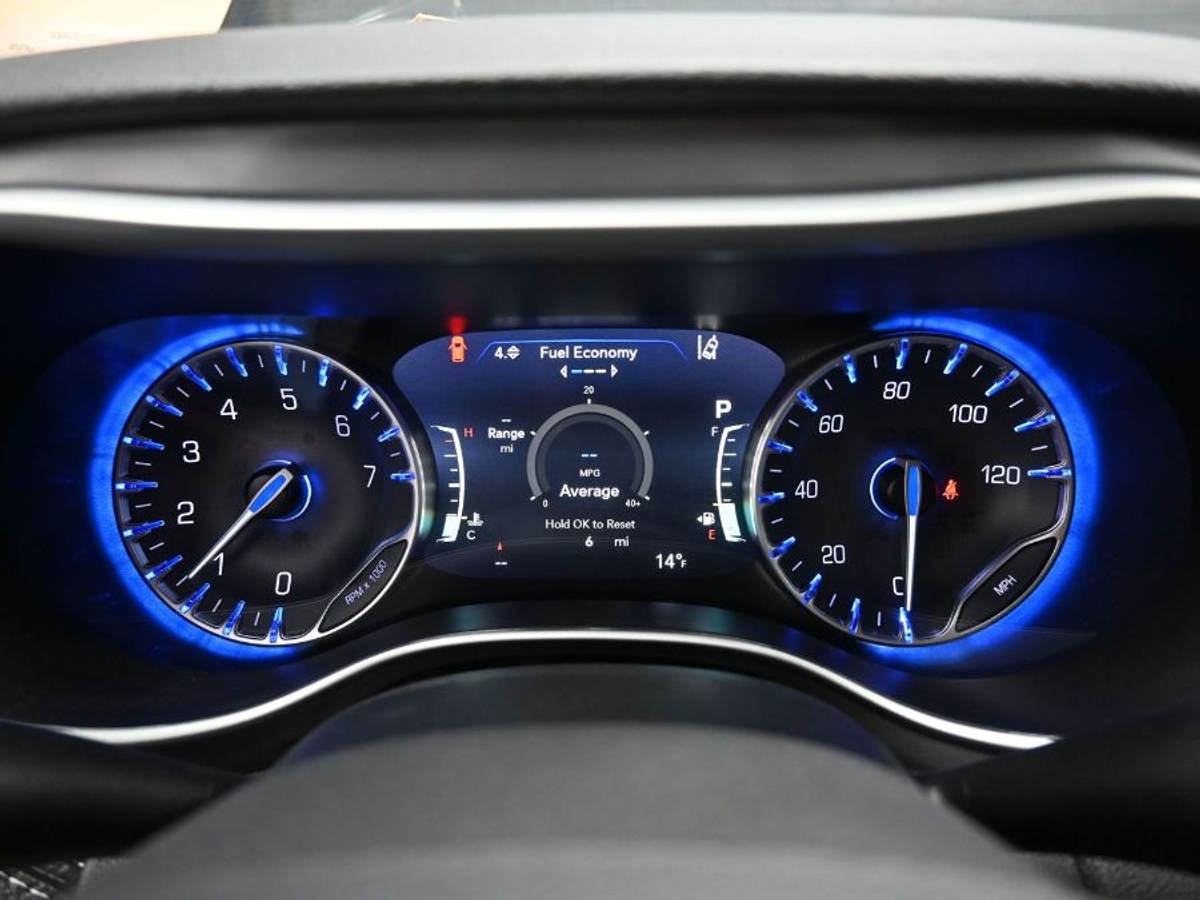 Black Chrysler Pacifica image number 15