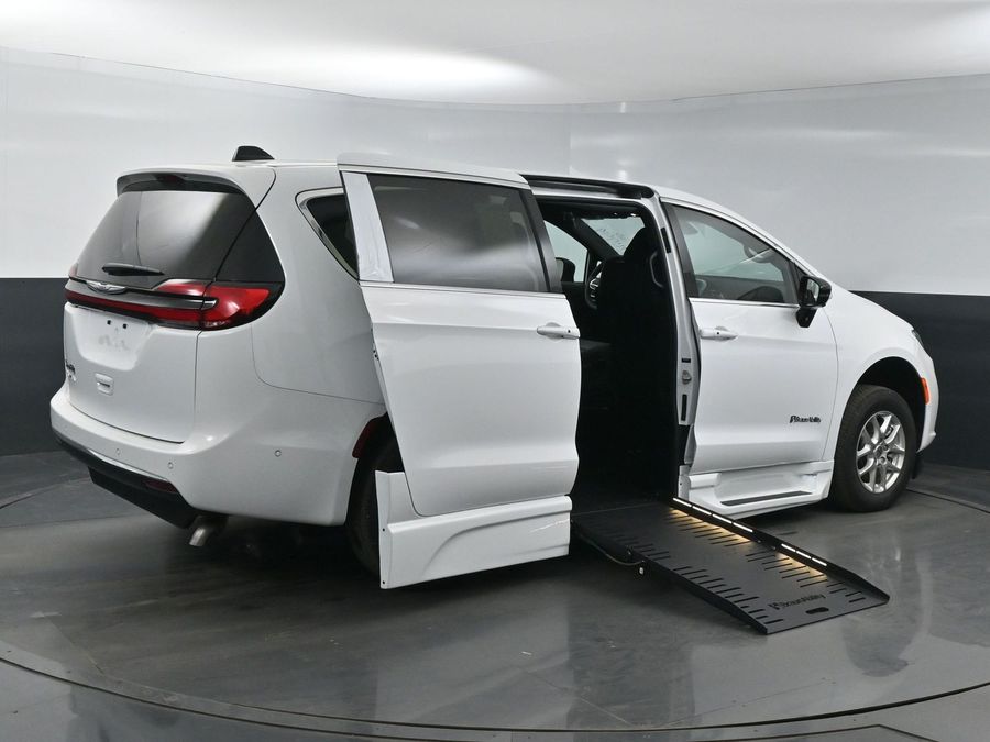 New 2025 Chrysler Pacifica Select Safety - BraunAbility Side Entry Entry Fold Out Automatic Ramp