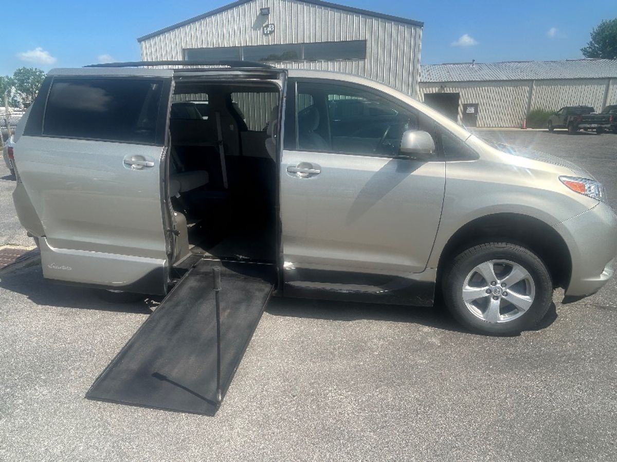 2017 TOYOTA SIENNA - Image 11