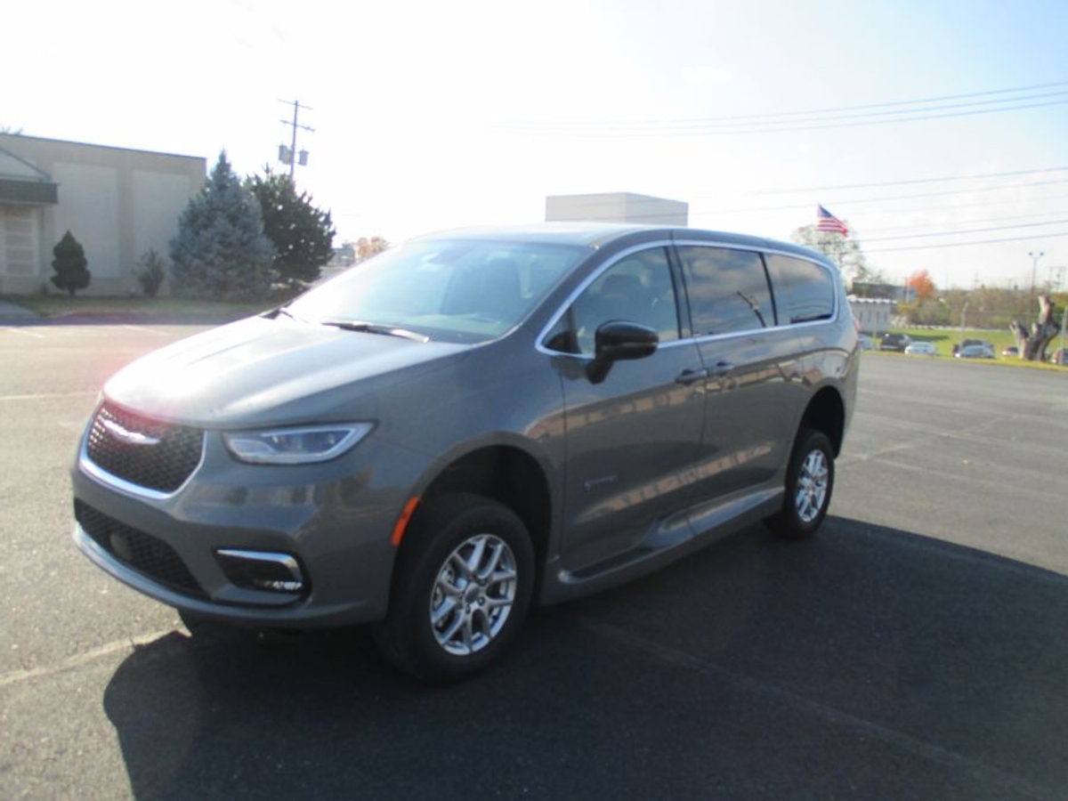 Grey Chrysler Pacifica image number 1