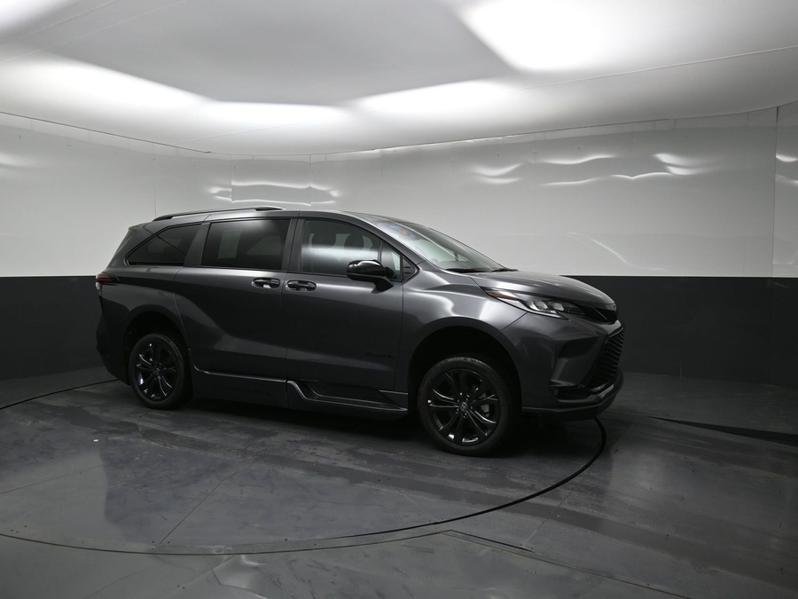 New 2025 Toyota Sienna Hybrid XSE Sport - BraunAbility Side Entry Entry In Floor Automatic Ramp