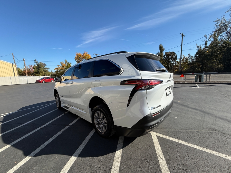 Used 2022 Toyota Sienna Hybrid XLE Base - BraunAbility Side Entry Entry Fold Out Automatic Ramp