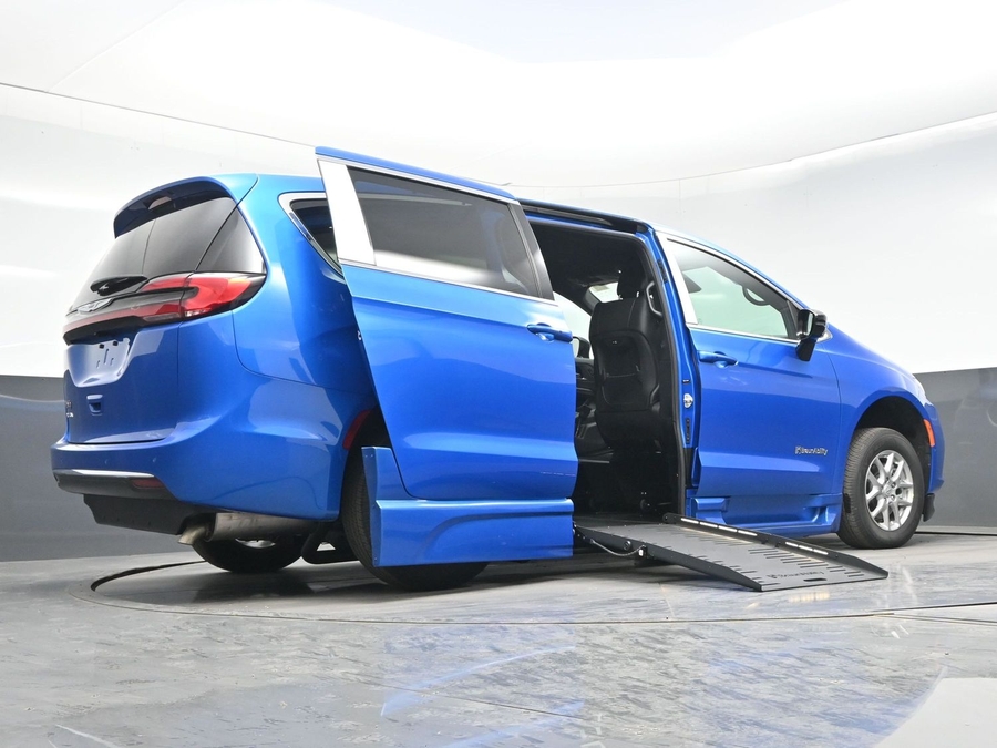 Blue Chrysler Pacifica image number 18