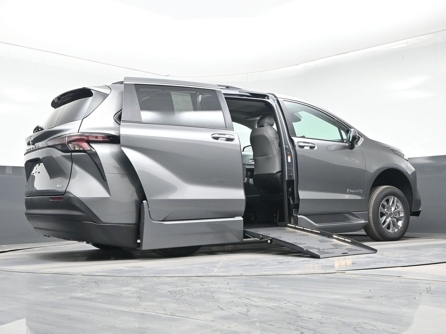 Grey Toyota Sienna image number 19
