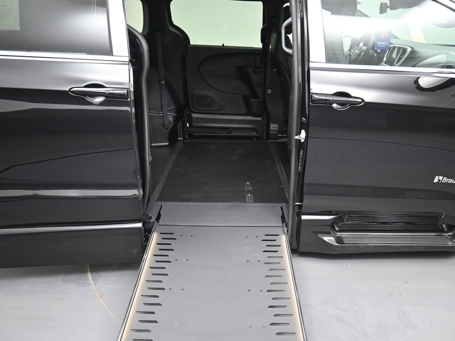 Black Chrysler Pacifica image number 10