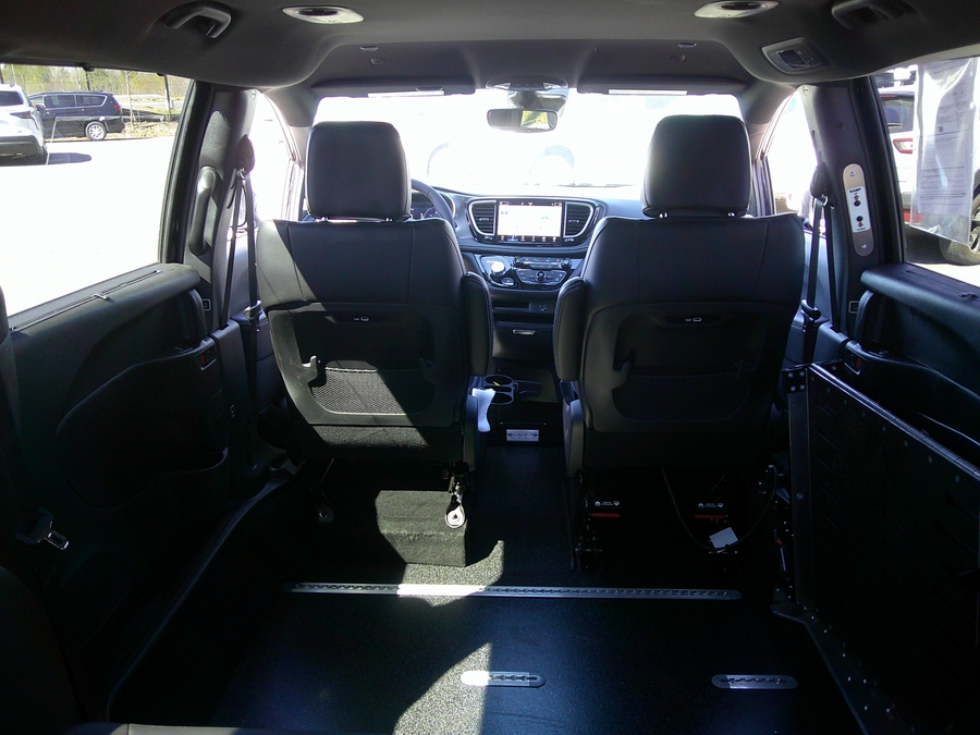 Black Chrysler Pacifica image number 14