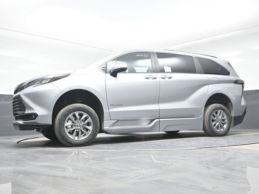 Silver Toyota Sienna image number 19
