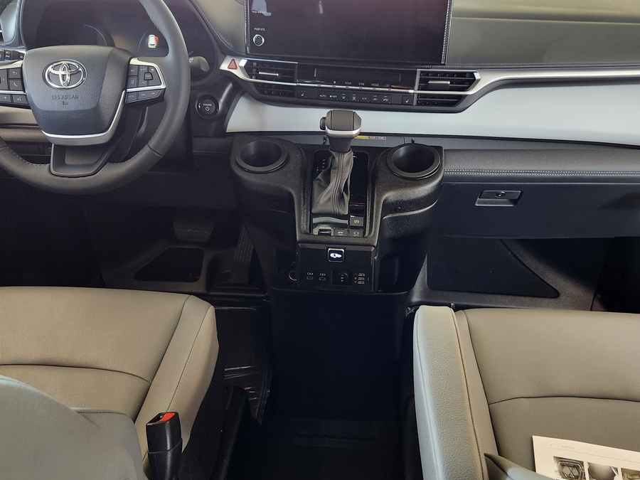 Grey Toyota Sienna image number 6