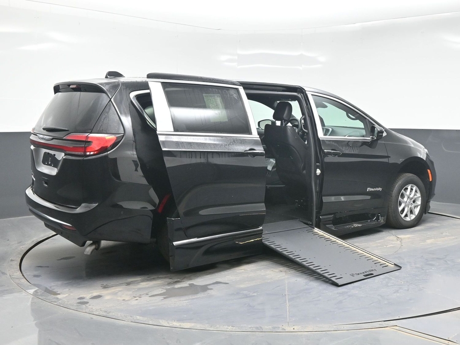 Black Chrysler Pacifica image number 6