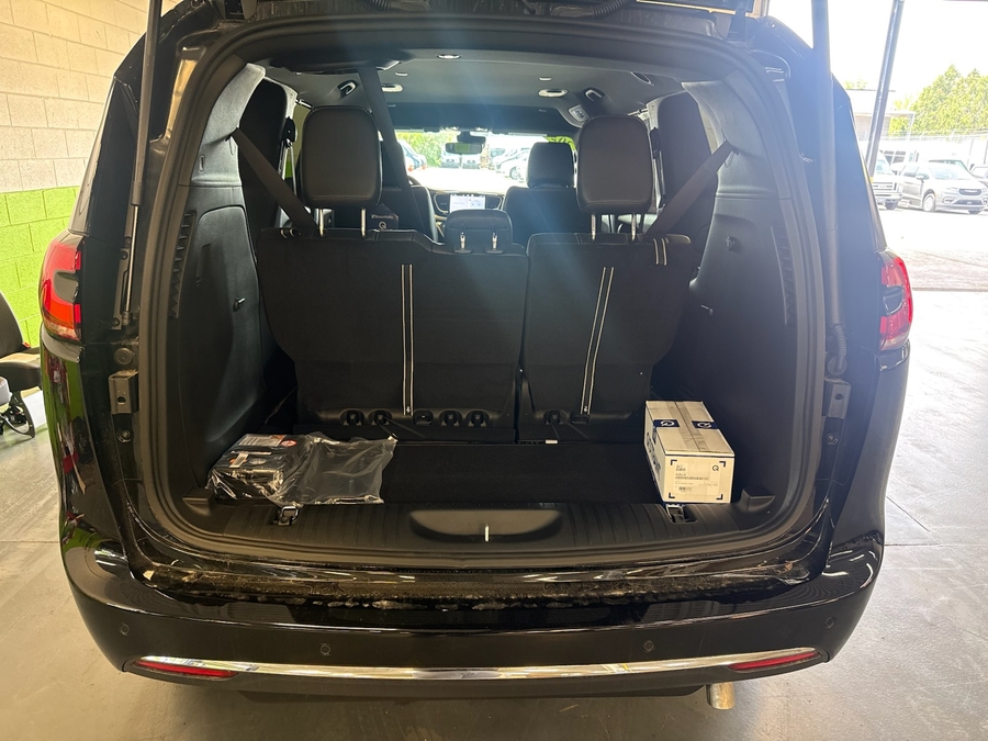 Black Chrysler Pacifica image number 5