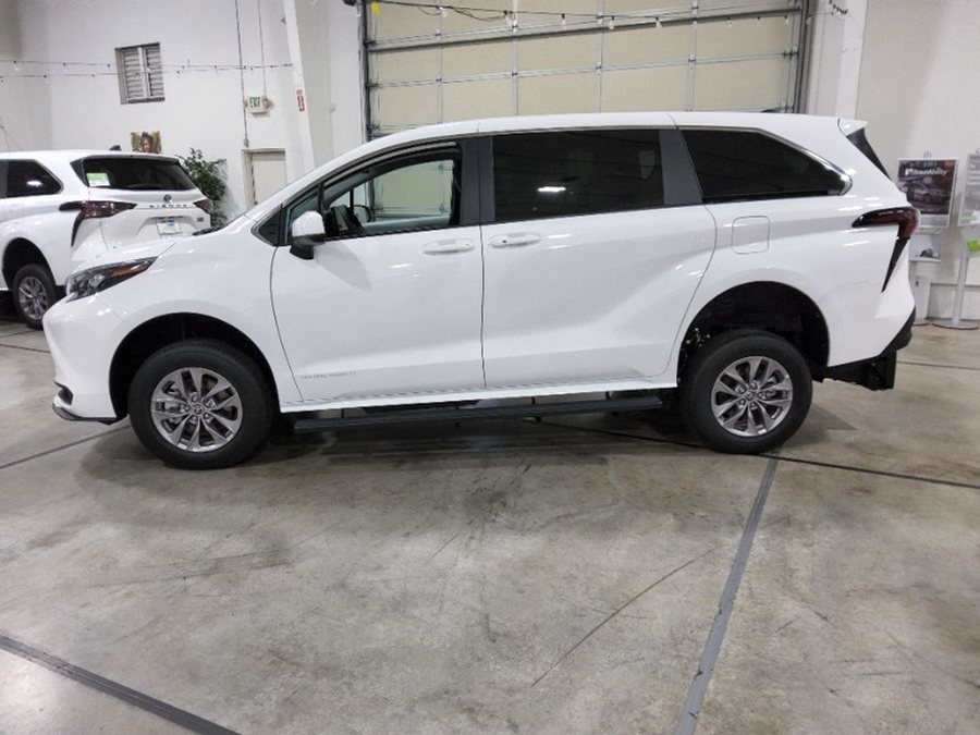 White Toyota Sienna image number 5