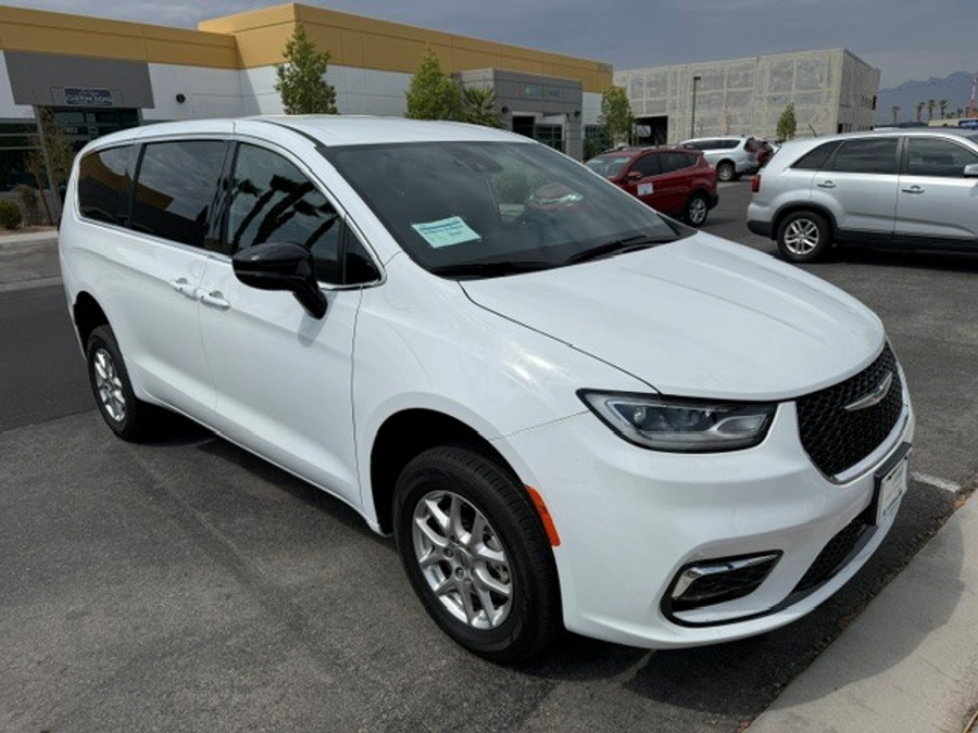 White Chrysler Pacifica image number 4