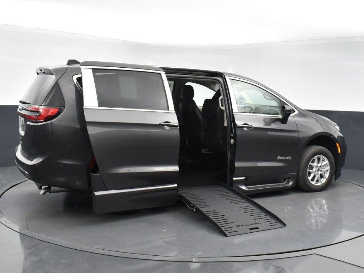 Grey Chrysler Pacifica image number 23