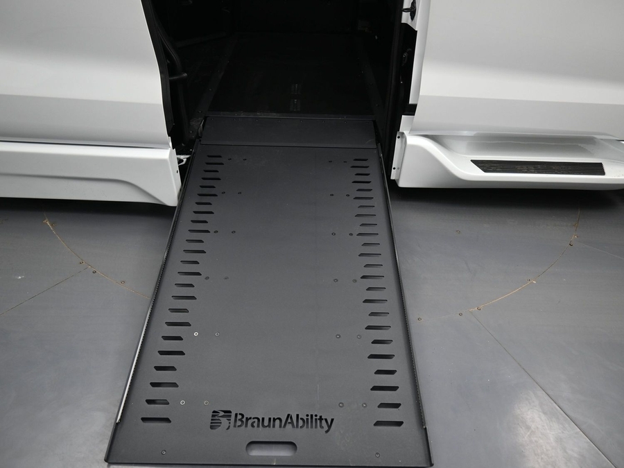 New 2026 Toyota Sienna Hybrid XLE Base - BraunAbility Side Entry In Floor Automatic Ramp