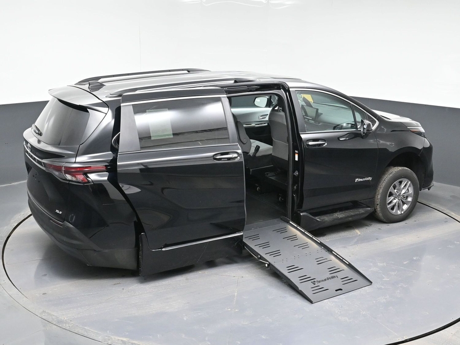 Black Toyota Sienna image number 7