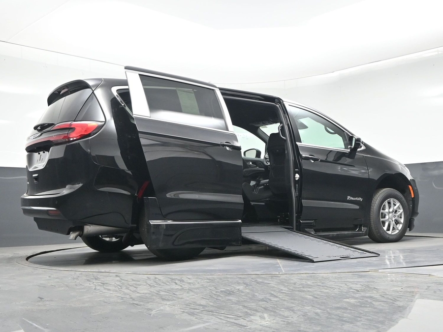 Black Chrysler Pacifica image number 18