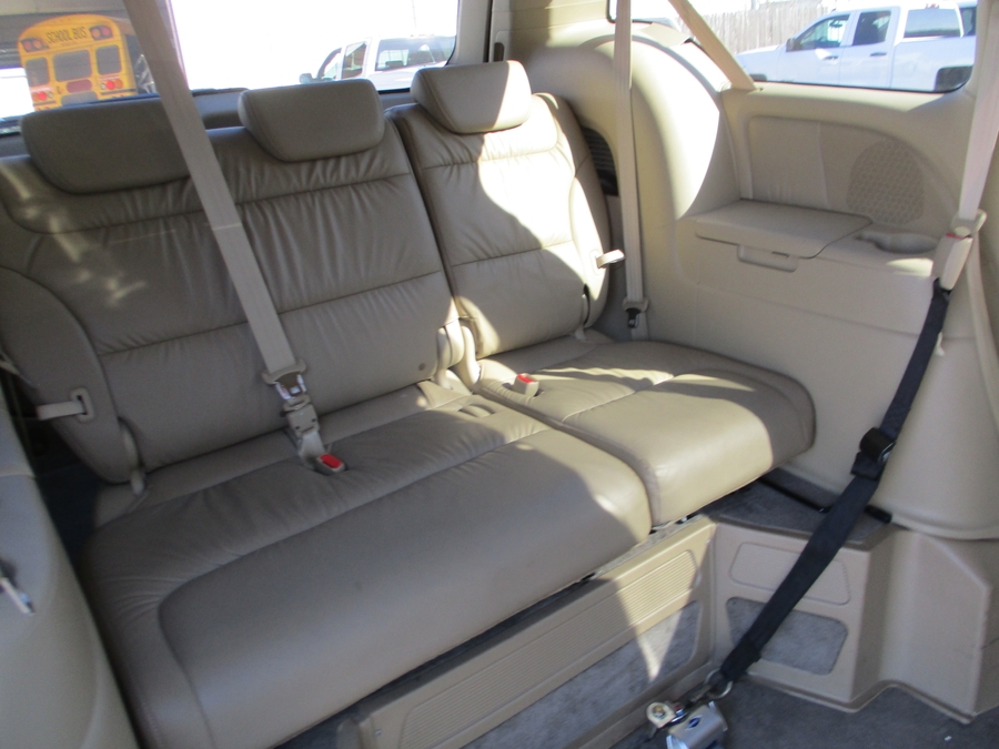 Gold Honda Odyssey image number 19