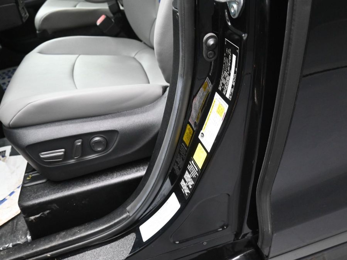 Black Toyota Sienna image number 20