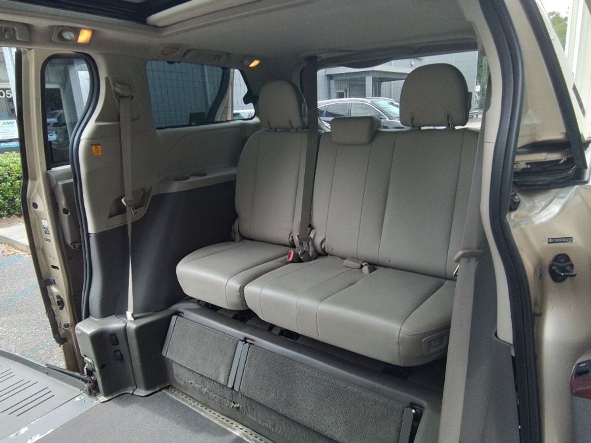 2011 TOYOTA SIENNA - Image 16