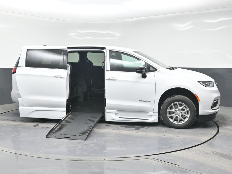 2025 Chrysler Pacifica Select's photo