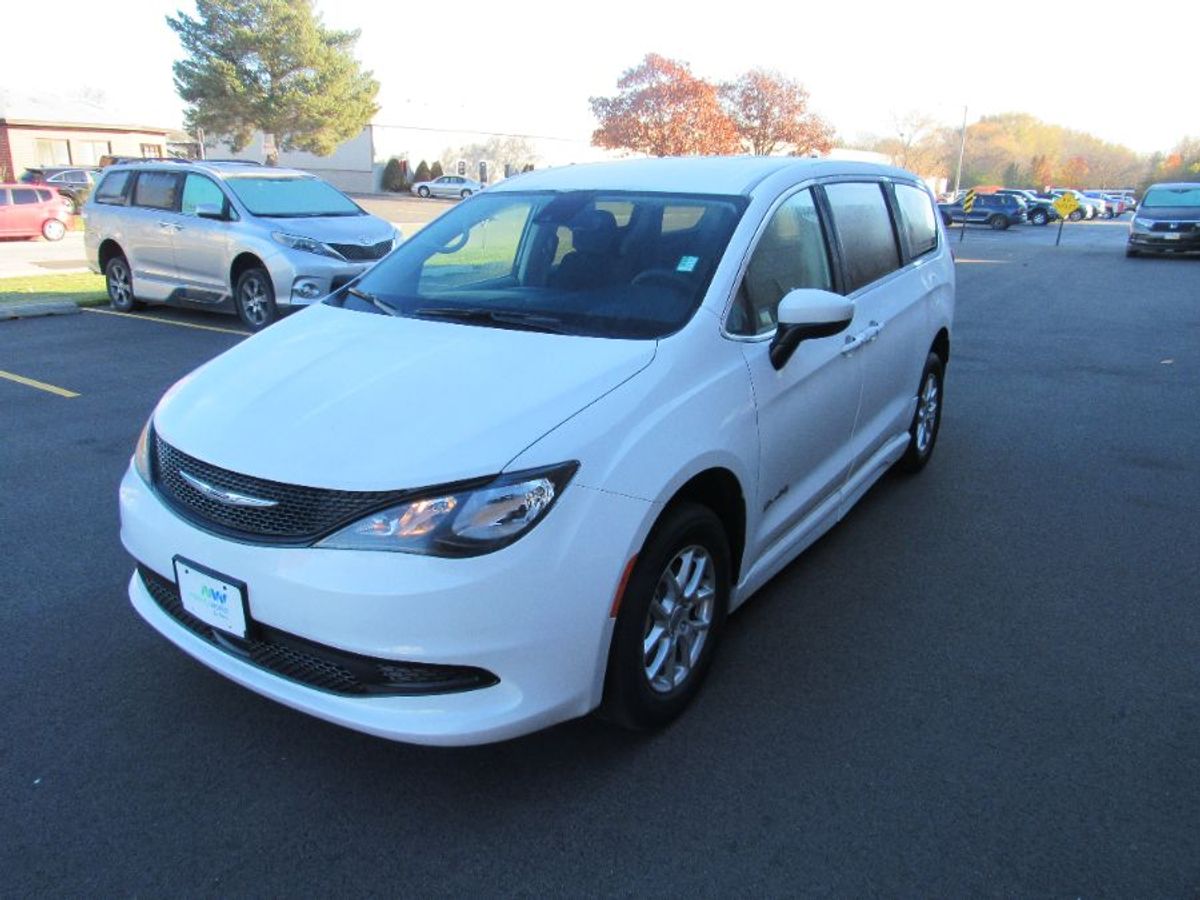 White Chrysler Voyager image number 3