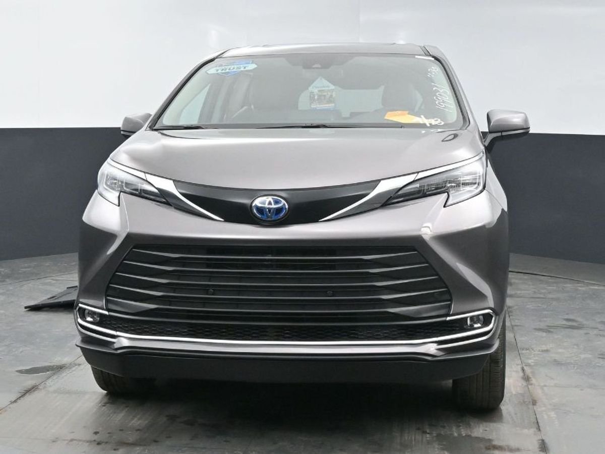 Grey Toyota Sienna image number 1