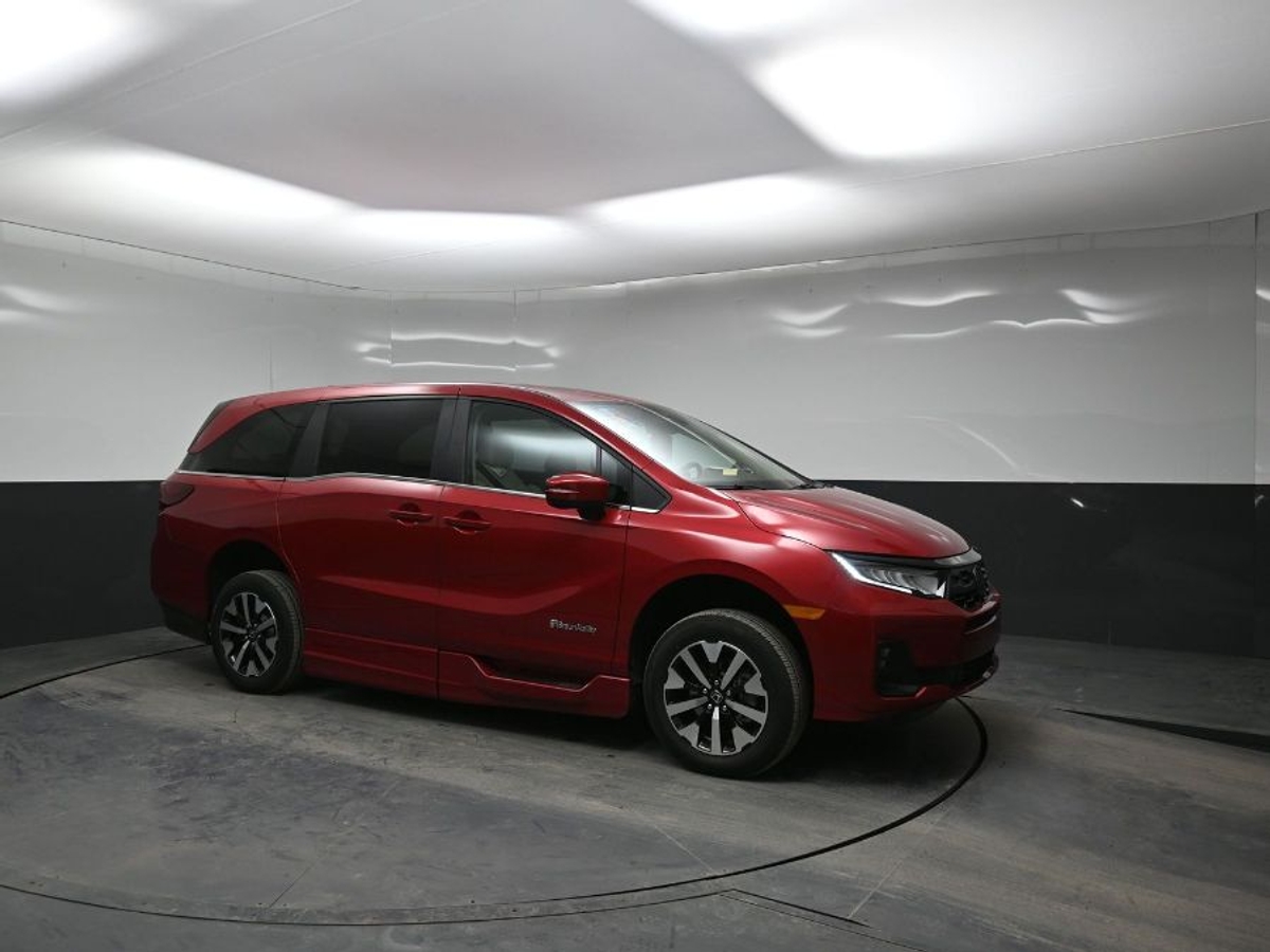 Red Honda Odyssey image number 17