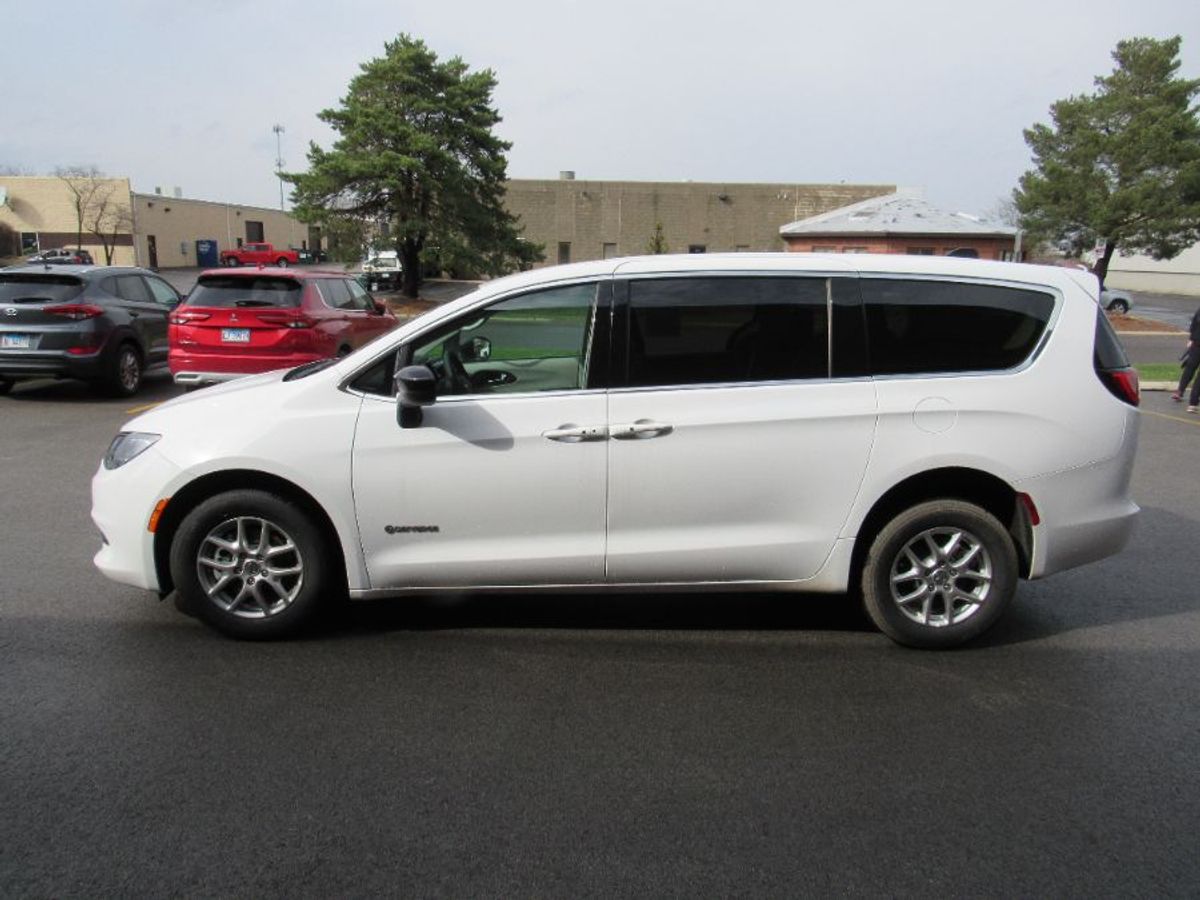 2024 CHRYSLER VOYAGER - Image 1