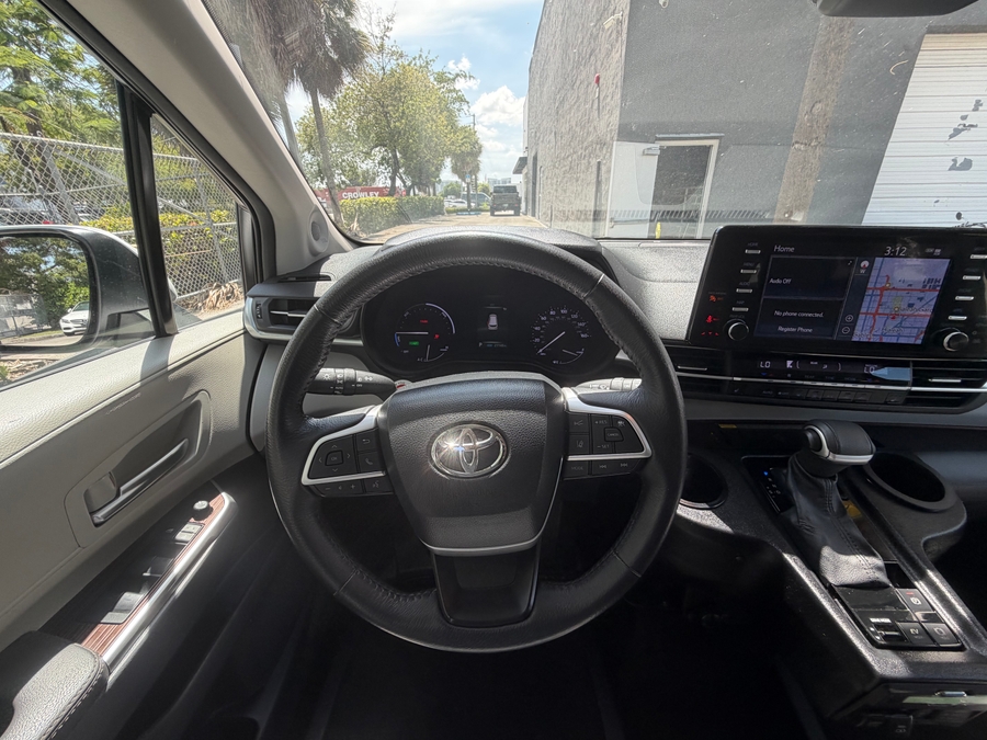 White Toyota Sienna image number 5