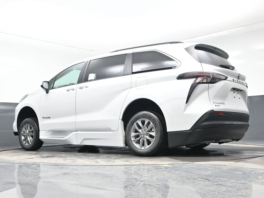 White Toyota Sienna image number 17