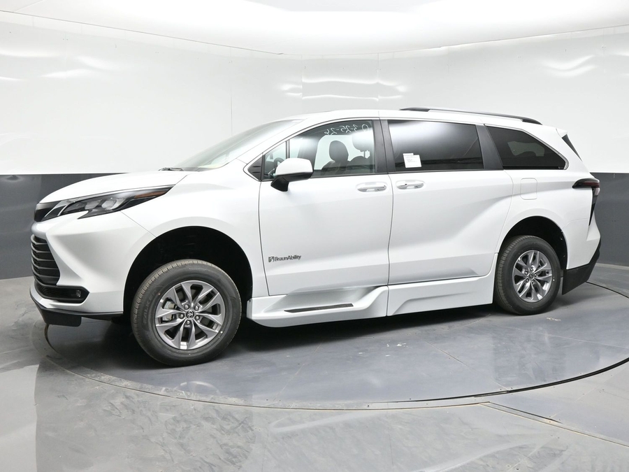 New 2026 Toyota Sienna Hybrid XLE Base - BraunAbility Side Entry In Floor Automatic Ramp