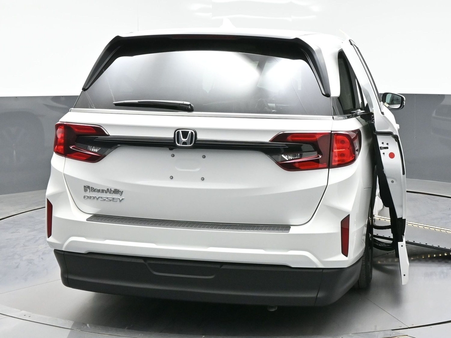 White Honda Odyssey image number 5