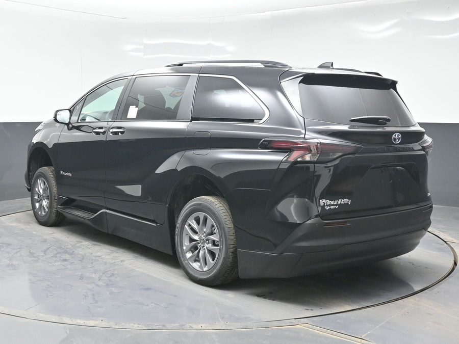 Black Toyota Sienna image number 7