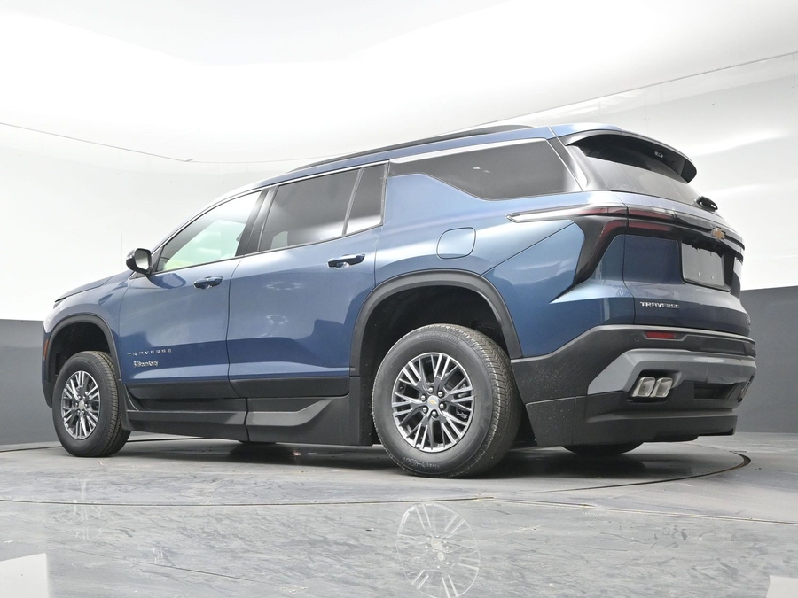 Blue Chevrolet Traverse image number 17