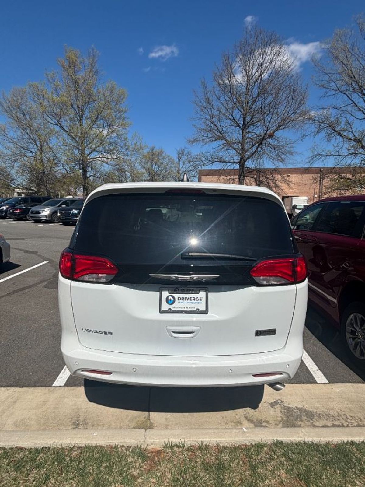 White Chrysler Voyager image number 8