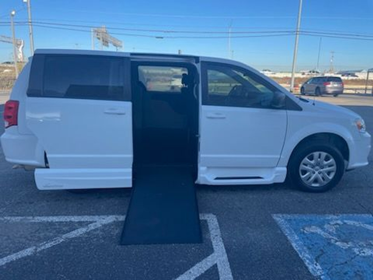 2018 Dodge Grand Caravan SE's photo