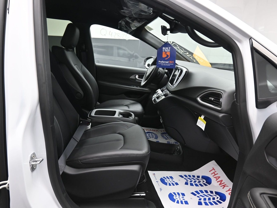 White Chrysler Voyager image number 13