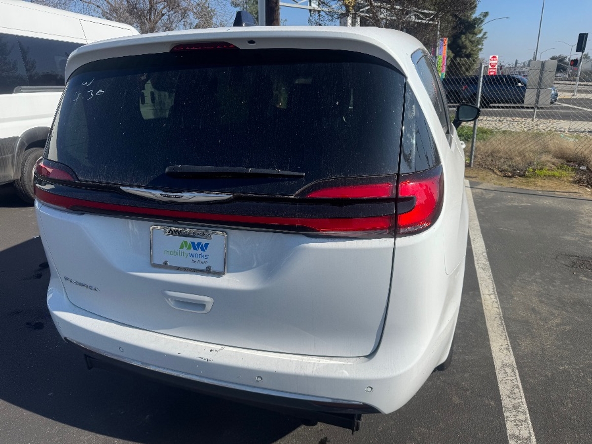 2024 CHRYSLER PACIFICA - Image 2