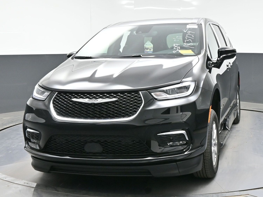 Black Chrysler Pacifica image number 1