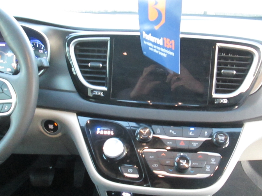 Black Chrysler Pacifica image number 13