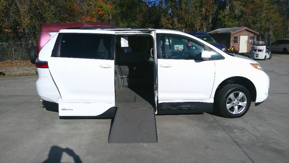 2017 TOYOTA SIENNA - Image 6