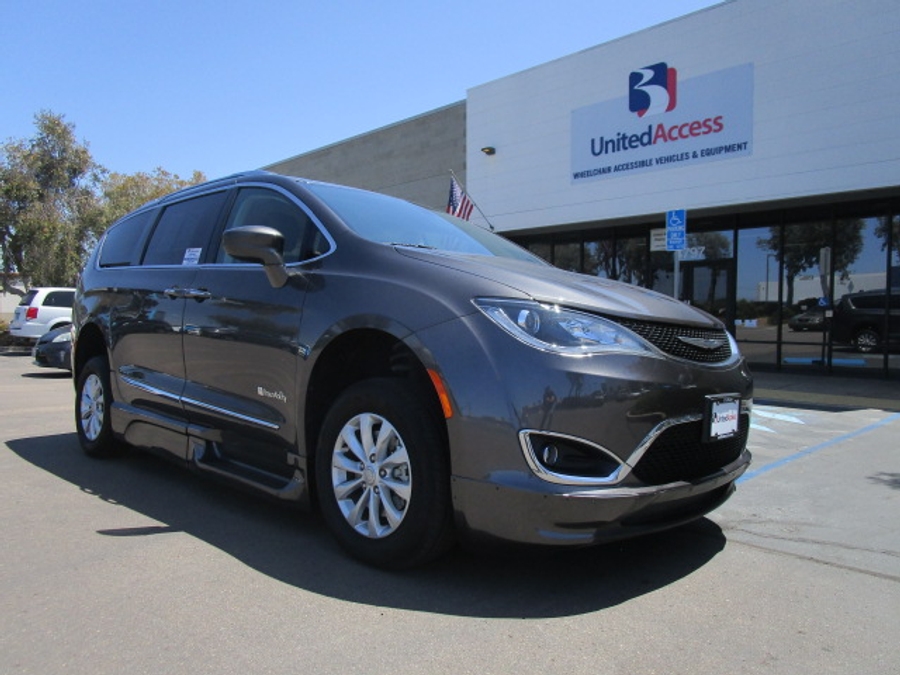 Used 2018 Chrysler Pacifica Touring L - BraunAbility Side Entry In Floor Automatic Ramp