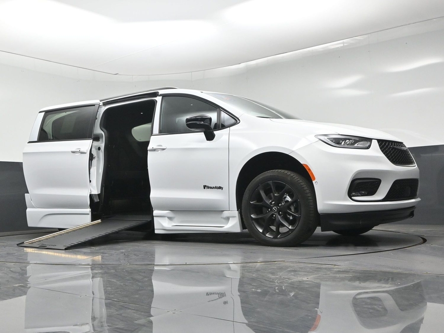 New 2026 Chrysler Pacifica Select Sport - BraunAbility Side Entry In Floor Automatic Ramp