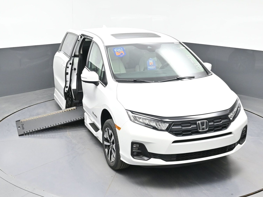 White Honda Odyssey image number 19