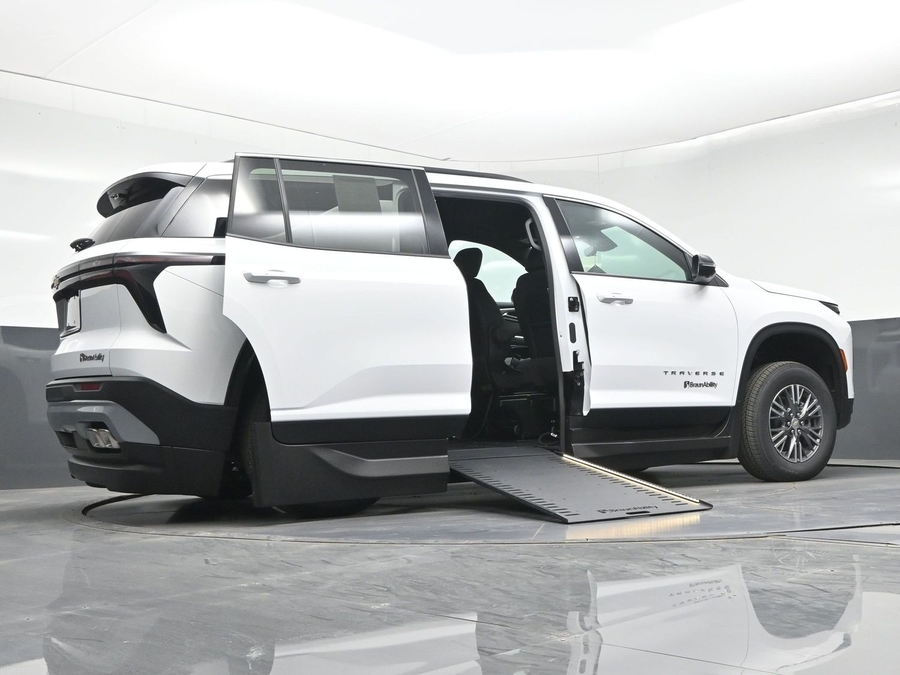 White Chevrolet Traverse image number 19