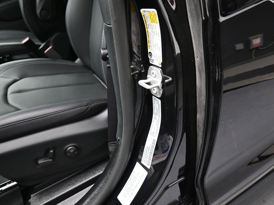 Black Chrysler Pacifica image number 16