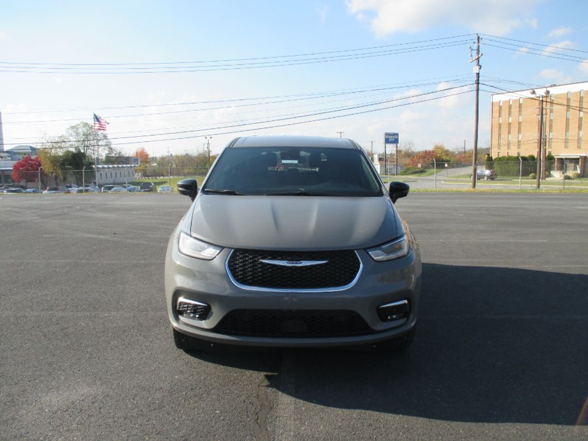Grey Chrysler Pacifica image number 18