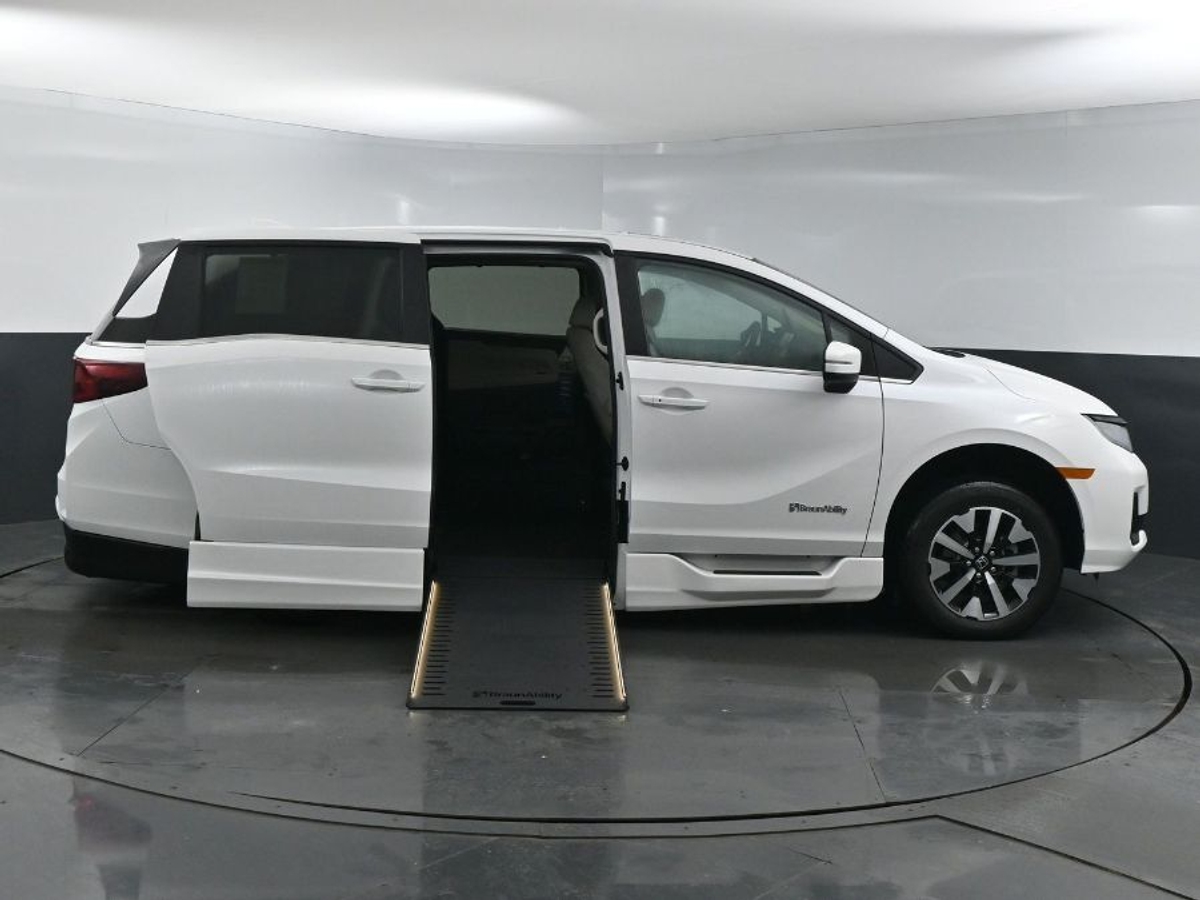 White Honda Odyssey image number 7